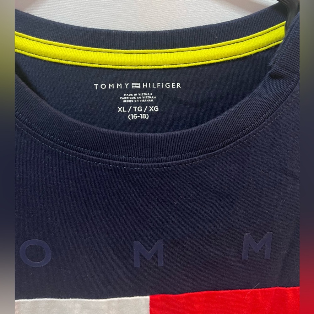 Tommy Hilfiger Navy Blue Colorblock T-Shirt - Multicolor. Size XL 16-18. - Picture 4 of 6